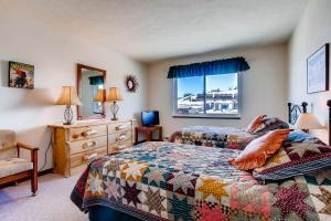 3 Br Unit With Fireplace & Mountain Views Condo