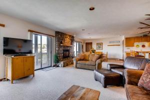 3 Br Unit With Fireplace & Mountain Views Condo