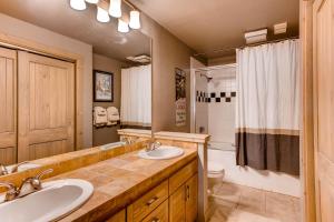 Elegantly Styled Plaza Condo Condo