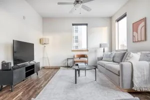 Ballard 2BR w Gym Yoga nr Farmers Mkt SEA-271 - 班布里奇岛