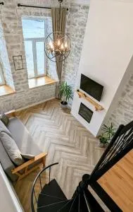 Квітка на камені , Старе місто, з окремим двориком - Zhvanets