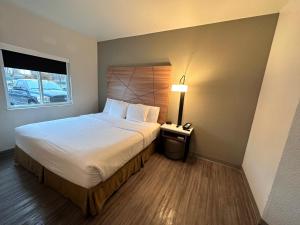 Queen Room with Tub - Non Smoking room in Travelodge by Wyndham Yuba City