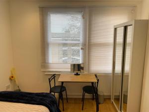Double Room with shared bathroom in private self-contained flat you will share with one other person in family house 2 minutes walk from Tufnell Park tube station 15 minutes walk from Camden Town