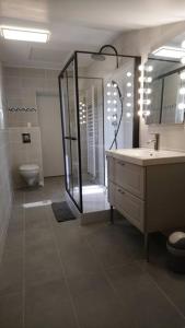 Logement avec deux chambres dans maison de village