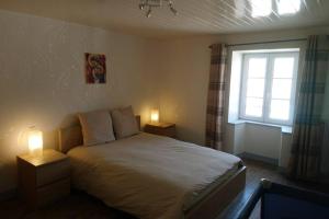 Logement avec deux chambres dans maison de village