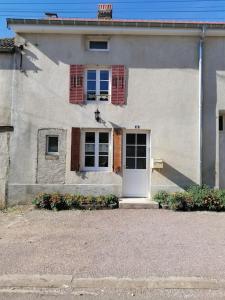 Logement avec deux chambres dans maison de village