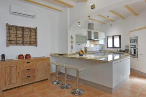 Casa Sèquia by NRAS