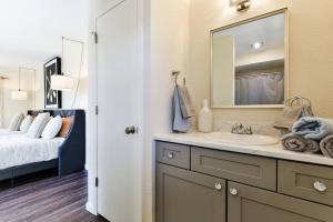 Sparkling Designer 3 bed Suite by Taneycomo