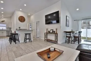 Rutland's Hidden Gem- 2 BR 1BA Renovated Home Close to Everything home - Castleton