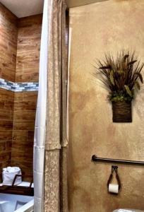 C25, Four bedroom, 4 1 2 bath luxury log-sided cottage with hot tub cottage