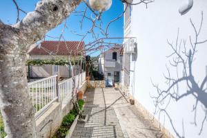 Apartments by the sea Grebastica, Sibenik - 11463