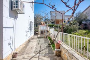 Apartments by the sea Grebastica, Sibenik - 11463