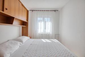 Apartments by the sea Grebastica, Sibenik - 11463