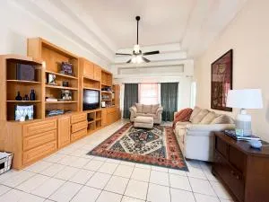 Boho Chic Retreat 3BR 2BA House with Ample Space, WiFi, and Fenced Yard - فار