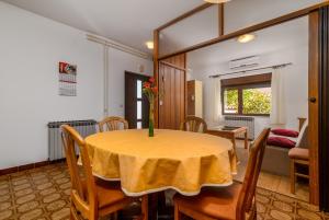 Apartments with parking spaces Pula - 20625