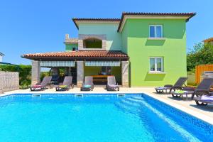 Family friendly apartments with a swimming pool Galizana, Fazana - 20796 