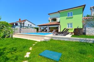 Family friendly apartments with a swimming pool Galizana, Fazana - 20796 