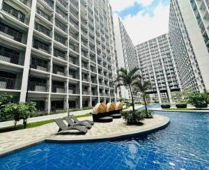 MALL Of ASIA-P00L Fr0nt- NEW 1 BR Condo with Balc0ny at Sh0re2