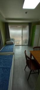 Phòng gia đình với phòng tắm riêng. (Family Room with Private Bathroom)