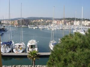 Appartements Gruissan (Aude) Appartement calme, vue sur port de plaisance -Clim, Empl.Parking : photos des chambres