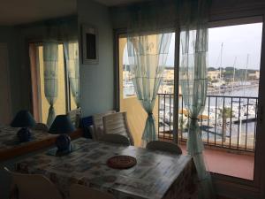 Appartements Gruissan (Aude) Appartement calme, vue sur port de plaisance -Clim, Empl.Parking : photos des chambres