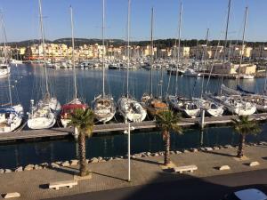 Appartements Gruissan (Aude) Appartement calme, vue sur port de plaisance -Clim, Empl.Parking : photos des chambres