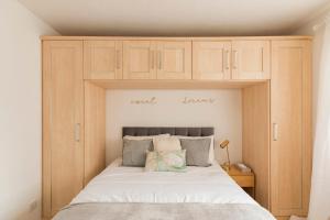 Surrey Stays - 2 Bedroom House, RH1, Contractors Welcome, Sleeps 5 max, 2 Parking Spaces, Near Town Centre, Train Station and Gatwick Airport