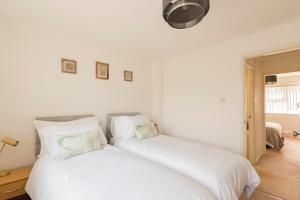 Surrey Stays - 2 Bedroom House, RH1, Contractors Welcome, Sleeps 5 max, 2 Parking Spaces, Near Town Centre, Train Station and Gatwick Airport