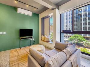 2nd Floor Luxury in City, Pool, Secure, Wifi