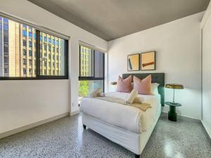 2nd Floor Luxury in City, Pool, Secure, Wifi