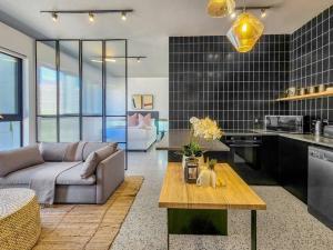 2nd Floor Luxury in City, Pool, Secure, Wifi