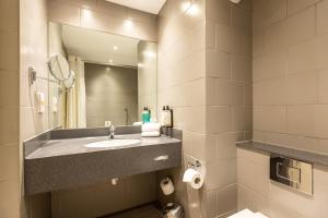 Standard Queen Room room in Holiday Inn London Sutton an IHG Hotel
