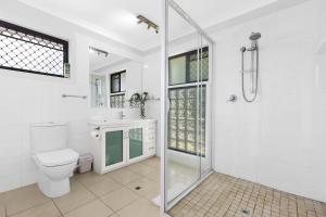 Great 4BR Family Home with Pool + Granny Flat in Broadbeach!