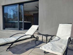 Green Luxury with heated pool, jacuzzi & sauna