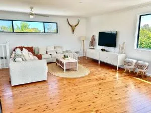 Long Jetty Lake House - Berkeley Vale
