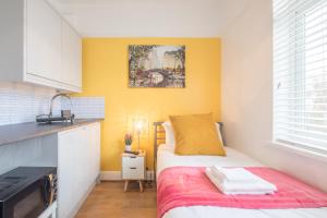 Stylish Single Studio 3 with Kitchenette by CB Stays no minimum stays