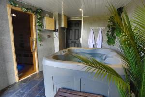 Coastal Cottage, Private Hot Tub & Sauna Sleeps 2-8 with Views