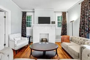 Walk To Hospital Restaurants & Downtown - Bethania Station