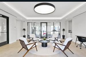 Lux property great for 1 to 8 Guests-family trip ,5Beds 2Rooms Staycation with Gym and EV, proximity to Downtown and Beaches