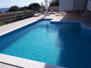 Sea view apartment with swimming pool near beach