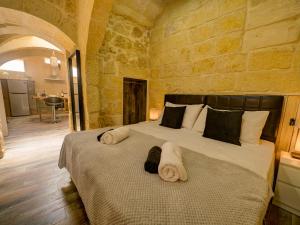 Roam Gozo - The Bunker - Stunning 1 Bed Farmhouse Condo - Rare Find!