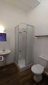 Auberges de jeunesse Hostellerie des Grands Chapeaux : Chambre Double avec Salle de Bains Privative
