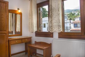 Studio with Balcony and Mountain View