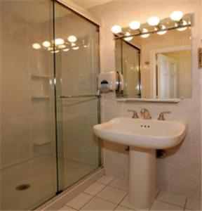 Economy Double Room with Shared Bathroom room in Colonial House Inn