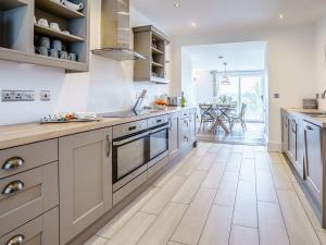 Gwbert Holiday Cottages, Green Meadow