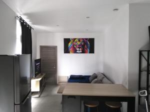 Bel appartement spacieux - Cuisine équipée - TV Ultra HD 138cm - Balcon