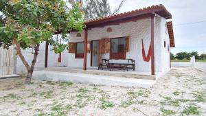 Casa Rústica em Condomínio com Piscina