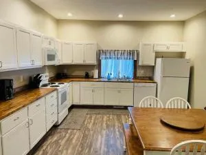 Modern Farmhouse 3 Bed, 2 Bath Apartment, Sleeps 7, Lots of Space, Steps to Downtown, Honeywell & Eagles Theater - Huntington
