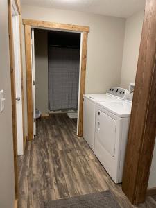 Modern Farmhouse 3 Bed, 2 Bath Apartment, Sleeps 7, Lots of Space, Steps to Downtown, Honeywell & Eagles Theater