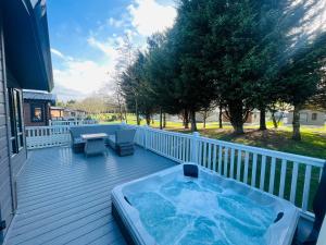 Peace Lodge with Hot Tub